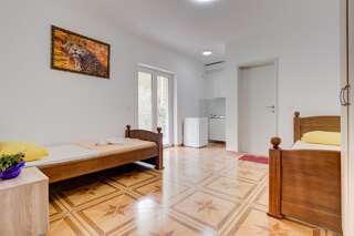 Отели типа «постель и завтрак» Village Holiday Apartments Kralj Будва Номер-студио с видом на сад-2