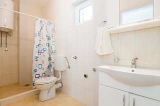 Отели типа «постель и завтрак» Village Holiday Apartments Kralj Будва Трехместный номер с ванной комнатой-5