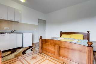 Отели типа «постель и завтрак» Village Holiday Apartments Kralj Будва Номер-студио с террасой-15